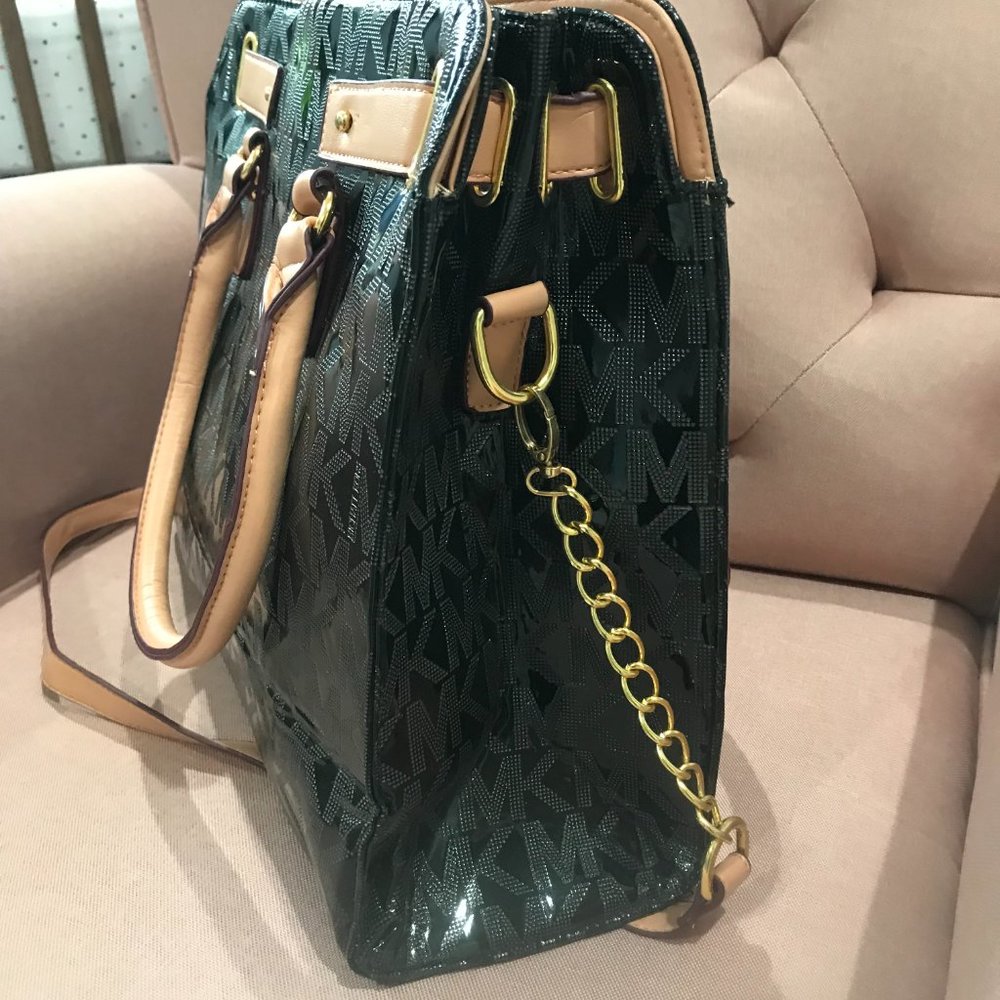 Shoulder bag with gold hardware - Picture 4 of 16